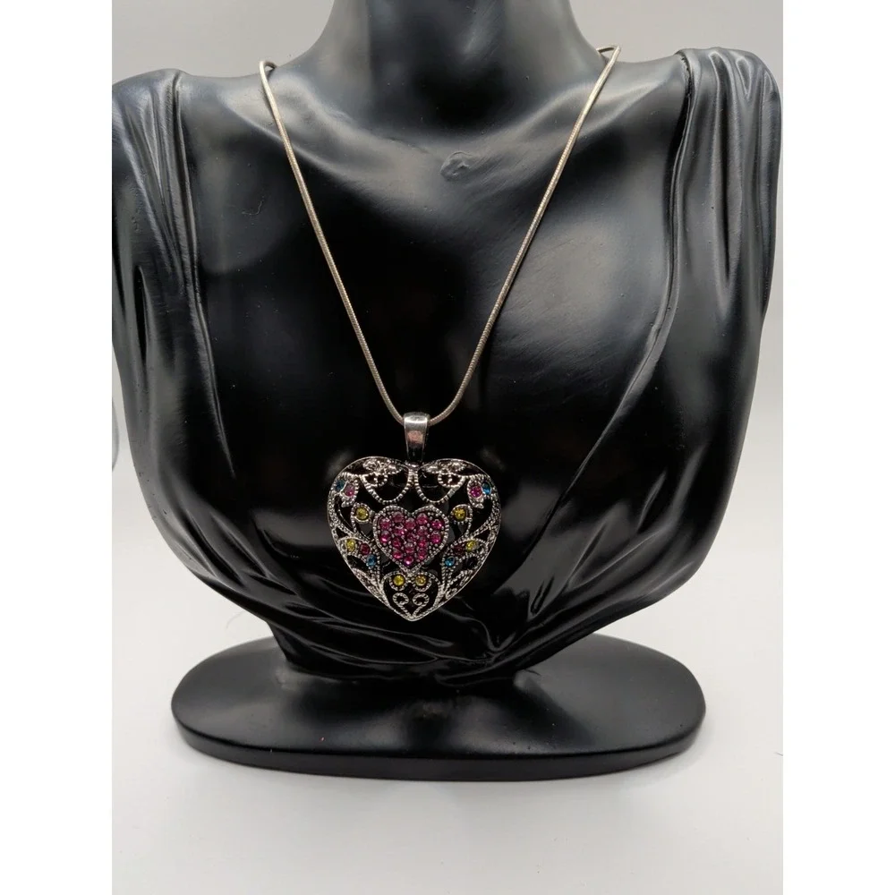 Vintage Heart Pendant Necklace With Multicolored Stones‎